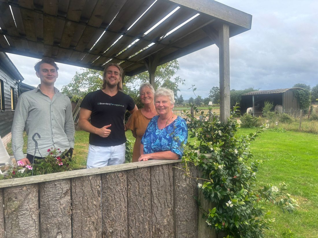 Klanten samen met ons team in de tuin na een geregelde teruggave