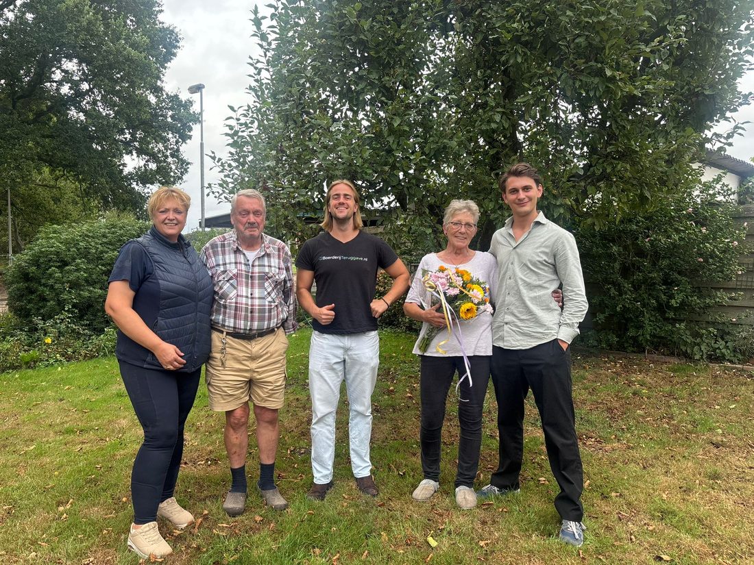 Klanten met een boeket bloemen naast ons team